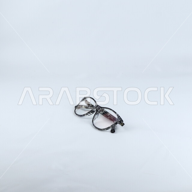 نظارات العين معزولة على خلفية بيضاء ، نظارة طبية ، مفهوم رؤية واضحة