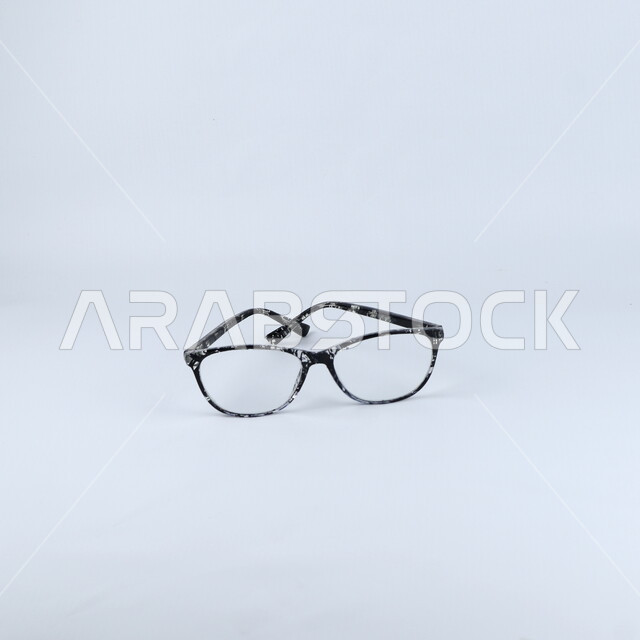 نظارات العين معزولة على خلفية بيضاء ، نظارة طبية ، مفهوم رؤية واضحة