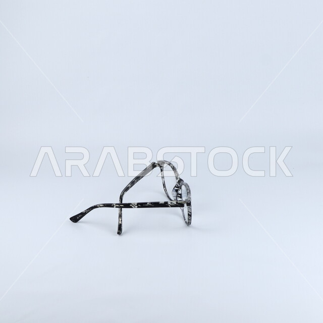 نظارات العين معزولة على خلفية بيضاء ، نظارة طبية ، مفهوم رؤية واضحة