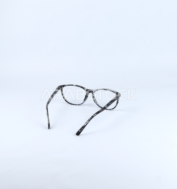 نظارات العين معزولة على خلفية بيضاء ، نظارة طبية ، مفهوم رؤية واضحة