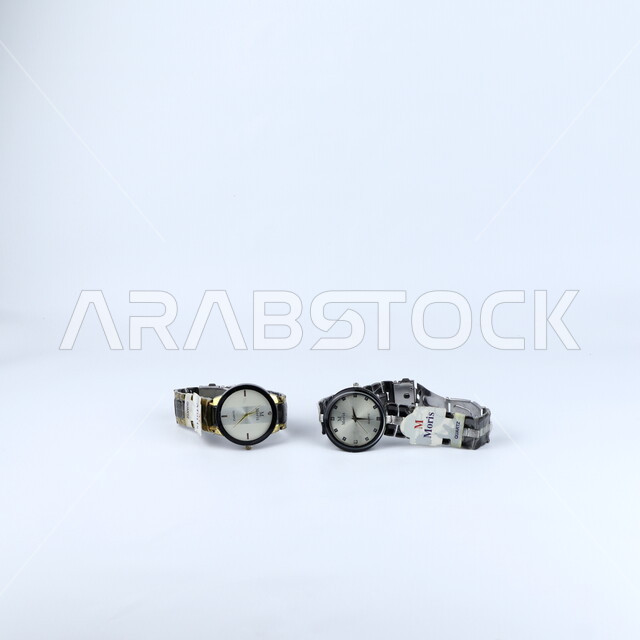 ساعة يد فاخرة معزولة على خلفية بيضاء ، مفهوم معرفة الوقت