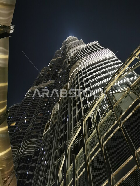 زاوية من الأسفل لبرج خليفة في إمارة دبي بالإمارات العربية المتحدة في وضع الليل ، السياحة في الإمارات ، معالم دبي السياحية الشهيرة ، الفن الهندسي والمعماري في الإمارات