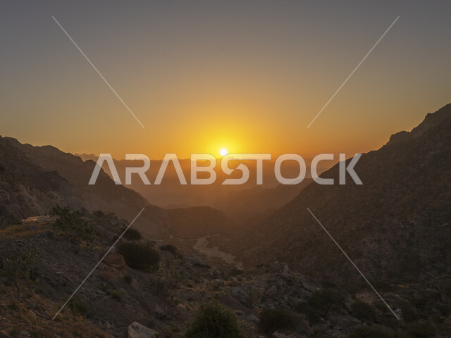 المناطق الجبلية بالمملكة العربية السعودية وقت شروق الشمس ، جبال السعودية ، خلفية الطبيعة الجبلية ، البيئة الجبلية ، المرتفعات الجبلية