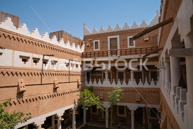 صورة مقربة لمبنى مطاعم المدينة النجدية في الرياض بالمملكة العربية السعودية، الفن الهندسي المعماري القديم، مباني اثرية قديمة، تصاميم عريقة