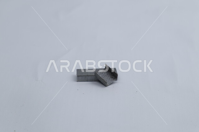 دبابيس كابسة الورق، أدوات مكتبية، قرطاسية، خلفية بيضاء