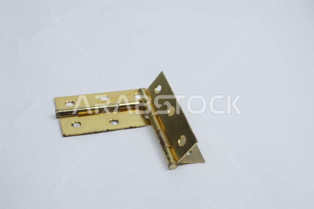 مفصلات الابواب ذهبية اللون، ادوات تركيب الابوات، نحاس،خلفية بيضاء