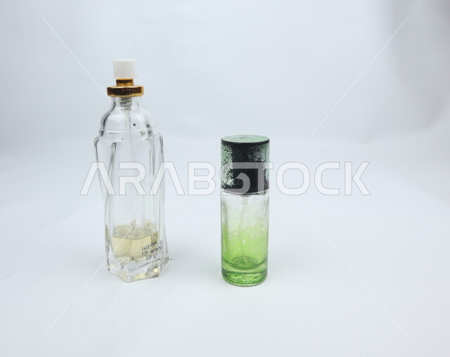 انبوب عطر زجاجي، حاوية عطور، بخاخ زجاجي، خلفية بيضاء