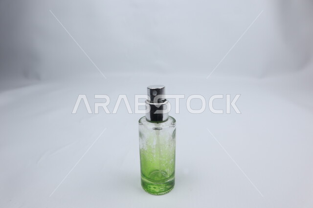 انبوب عطر زجاجي، حاوية عطور، بخاخ زجاجي، خلفية بيضاء