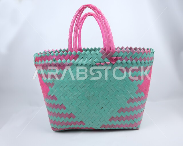 حقيبة يد نسائية، صناعات يدوية، حقيبة قش، حرف يدوية شعبية، خلفية بيضاء