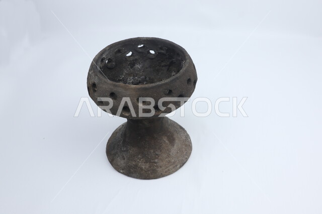 فخار مصنوع من الطين، صناعات يدوية، اعمال فنية، خلفية بيضاء