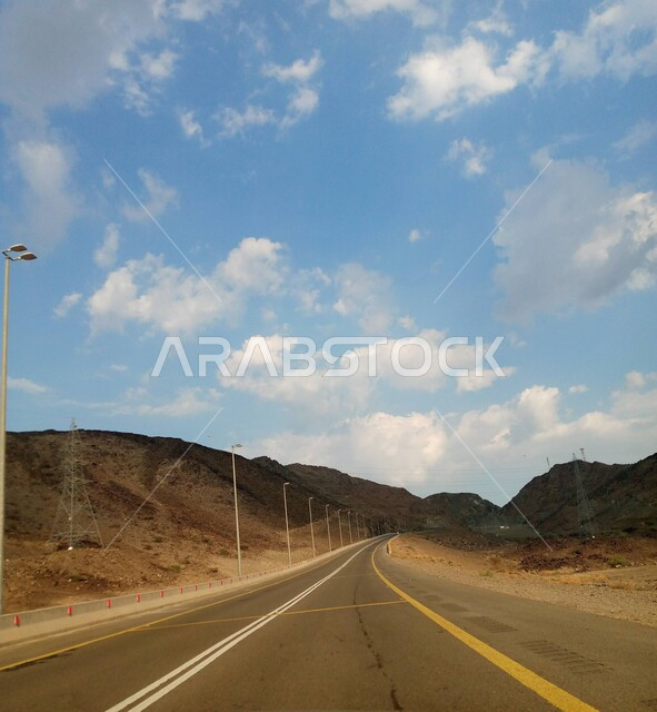 طريق اسفلتي وسط الجبال والمرتفعات، التكوينات الصخرية على جانب الطريق، الجبال الصخرية، طريق سريع