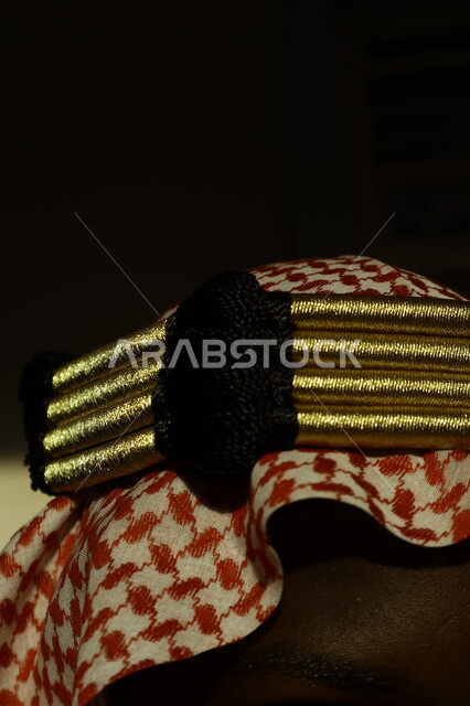 صورة مقربة للشماغ السعودي، المقصب،العقال، ازياء سعودية تراثية تقليدية، خلفية سوداء