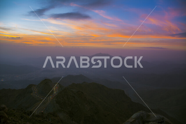 طريق جبلي في الطائف بالمملكة العربية السعودية وقت غروب الشمس، ممر جبلي، الجبال والمرتفعات الصخرية، قمم جبلية، التكوينات الصخرية، التضاريس الجبلية، الطبيعة الجبلية