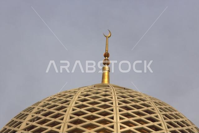The beautiful architecture of Sultan Qaboos Grand Mosque, Muscat, Oman ...