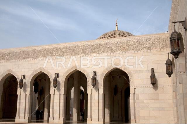 The beautiful architecture of Sultan Qaboos Grand Mosque, Muscat, Oman ...