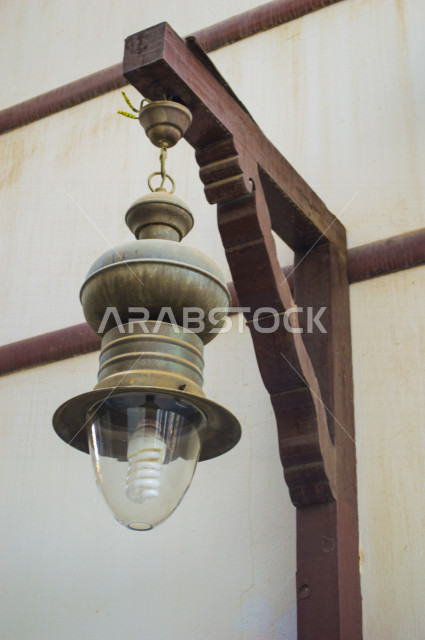 فانوس عربي ، ضوء الشارع التلقائي على الحائط ، مستشعر الضوء معلق بالسقف ، الإضاءة الزخرفية بالشوارع ، بتصميم عربي سعودي