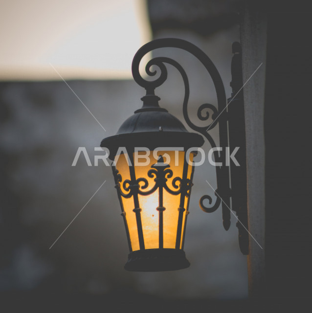 فانوس عربي ، ضوء الشارع التلقائي على الحائط ، مستشعر الضوء معلق بالسقف ، الإضاءة الزخرفية بالشوارع ، بتصميم عربي سعودي 