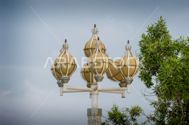 فانوس عربي ، ضوء الشارع التلقائي على الحائط ، مستشعر الضوء معلق بالسقف ، الإضاءة الزخرفية بالشوارع ، بتصميم عربي سعودي