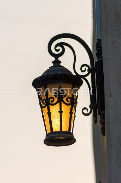 فانوس عربي ، ضوء الشارع التلقائي على الحائط ، مستشعر الضوء معلق بالسقف ، الإضاءة الزخرفية بالشوارع ، بتصميم عربي سعودي 