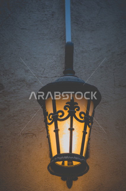 فانوس عربي ، ضوء الشارع التلقائي على الحائط ، مستشعر الضوء معلق بالسقف ، الإضاءة الزخرفية بالشوارع ، بتصميم عربي سعودي 