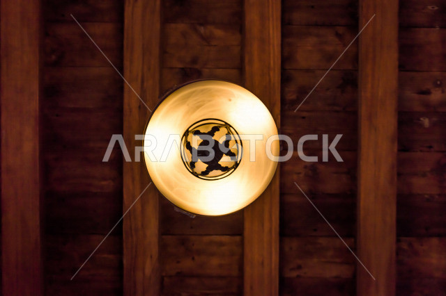 فانوس عربي ، ضوء الشارع التلقائي على الحائط ، مستشعر الضوء معلق بالسقف ، الإضاءة الزخرفية بالشوارع ، بتصميم عربي سعودي