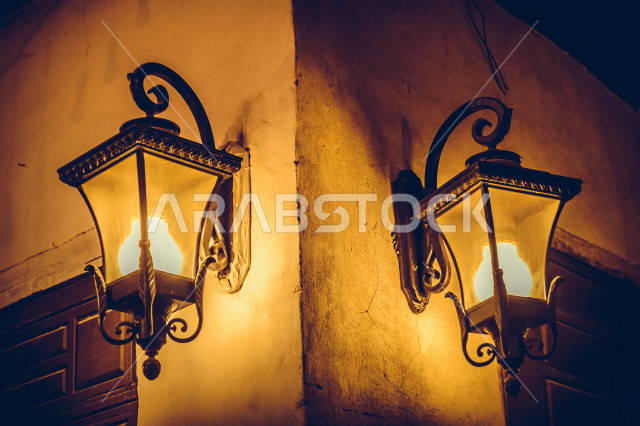 فانوس عربي ، ضوء الشارع التلقائي على الحائط ، مستشعر الضوء معلق بالسقف ، الإضاءة الزخرفية بالشوارع ، بتصميم عربي سعودي 