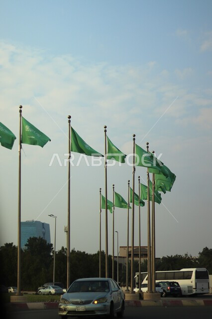 أعلام السعودية ، طرق وشوارع السعودية ، العلم الوطني السعودي يرفرف عاليا ، الإحتفال باليوم الوطني السعودي ، العيد الوطني للمملكة ، راية التوحيد و الإسلام ، المملكة العربية السعودية ، الحركة المرورية