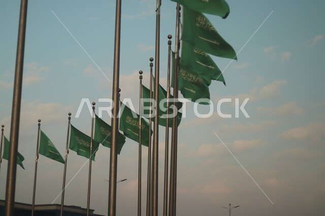 أعلام السعودية ، العلم الوطني السعودي يرفرف عاليا ، الإحتفال باليوم الوطني السعودي ، العيد الوطني للمملكة ، راية التوحيد و الإسلام ، المملكة العربية السعودية