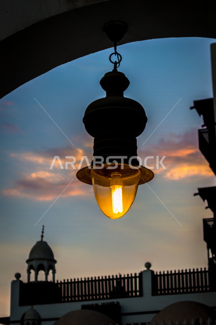 فانوس عربي ، ضوء الشارع التلقائي على الحائط ، مستشعر الضوء معلق بالسقف ، الإضاءة الزخرفية بالشوارع ، بتصميم عربي سعودي