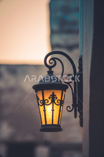 فانوس عربي ، ضوء الشارع التلقائي على الحائط ، مستشعر الضوء معلق بالسقف ، الإضاءة الزخرفية بالشوارع ، بتصميم عربي سعودي 