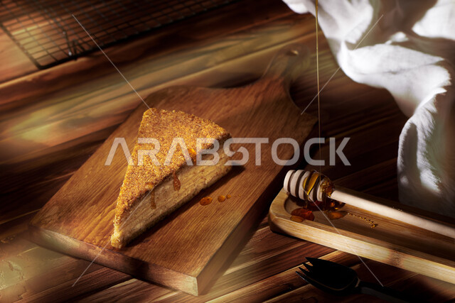 كيكة العسل على سطح خشبي ، حلويات وسكريات ، مخبوزات وحلويات ، ملعقة العسل