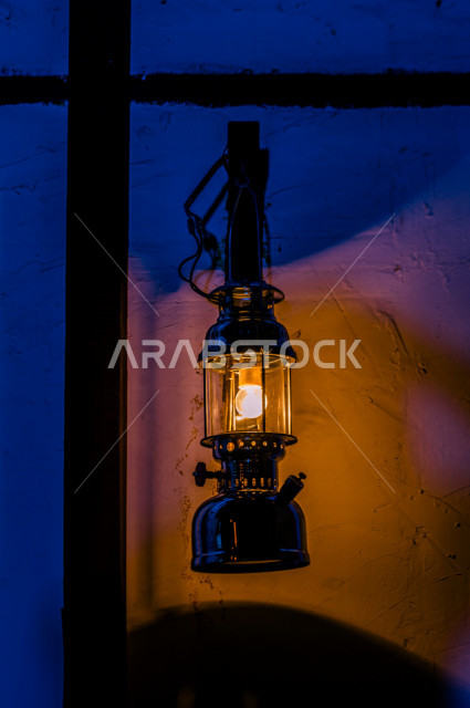 فانوس عربي ، ضوء الشارع التلقائي على الحائط ، مستشعر الضوء معلق بالسقف ، الإضاءة الزخرفية بالشوارع ، بتصميم عربي سعودي 