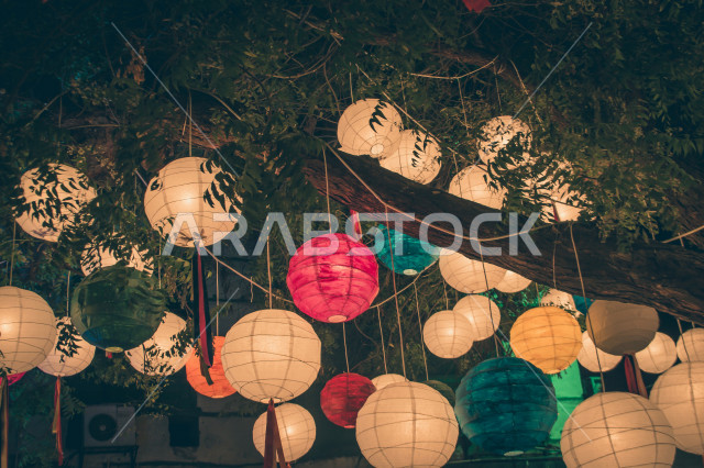 فانوس عربي ، ضوء الشارع التلقائي على الحائط ، مستشعر الضوء معلق بالسقف ، الإضاءة الزخرفية بالشوارع ، بتصميم عربي سعودي 