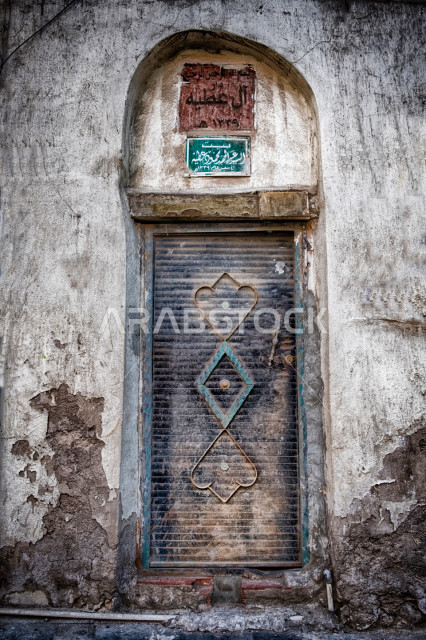 An ancient ancient door in Al-Balad neighborhood, Old Jeddah, ancient Islamic style, ancient architectural engineering, archaeological landmarks in Historic Jeddah, tourism in the Kingdom of Saudi Arabia