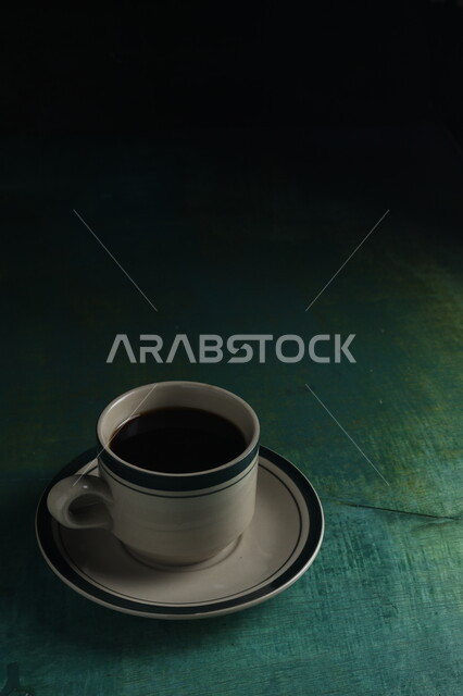 فنجان القهوة التركية الساخنة، مشروب القهوة، قهوة اسبريسو، مشروبات ساخنة، قهوة سوداء داكنة، خلفية خضراء غامقة .