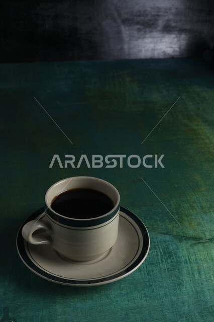 فنجان القهوة التركية الساخنة، مشروب القهوة، قهوة اسبريسو، مشروبات ساخنة، قهوة سوداء داكنة، خلفية خضراء غامقة .