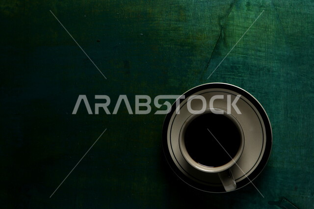 فنجان القهوة التركية الساخنة، مشروب القهوة، قهوة اسبريسو، مشروبات ساخنة، قهوة سوداء داكنة، خلفية خضراء غامقة .