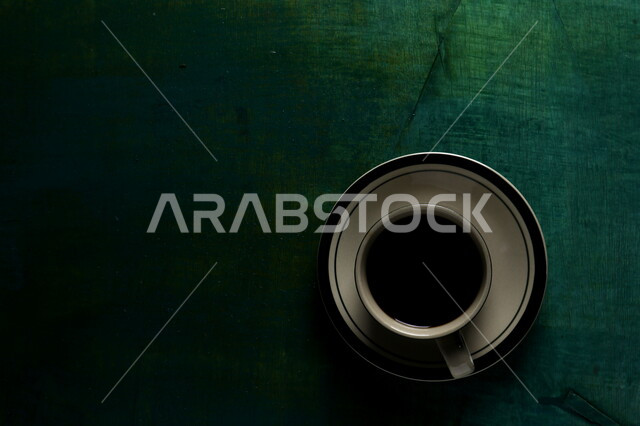 فنجان القهوة التركية الساخنة، مشروب القهوة، قهوة اسبريسو، مشروبات ساخنة، قهوة سوداء داكنة، خلفية خضراء غامقة .