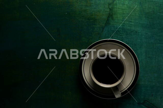 فنجان القهوة التركية الساخنة، مشروب القهوة، قهوة اسبريسو، مشروبات ساخنة، قهوة سوداء داكنة، خلفية خضراء غامقة .
