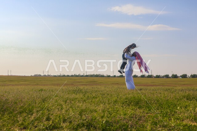 أب عربي سعودي خليجي يقضي اوقات ممتعة مع ابنته في إحدى الحدائق, عطلة صيفية، نزهه في الهواء الطلق، جولة في الطبيعة الخضراء، مزرعة واستراحات، أنشطة ترفيهية عائلية