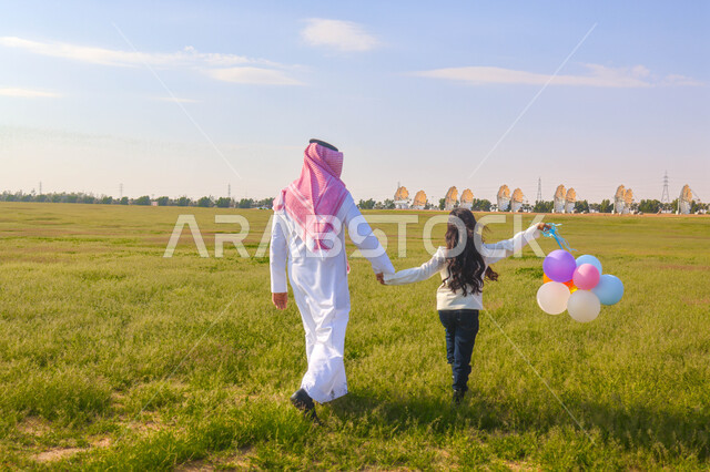 أب عربي سعودي خليجي يقضي اوقات ممتعة مع ابنته في إحدى الحدائق، بالونات ملونه, عطلة صيفية، نزهه في الهواء الطلق، جولة في الطبيعة الخضراء، مزرعة واستراحات، أنشطة ترفيهية عائلية
