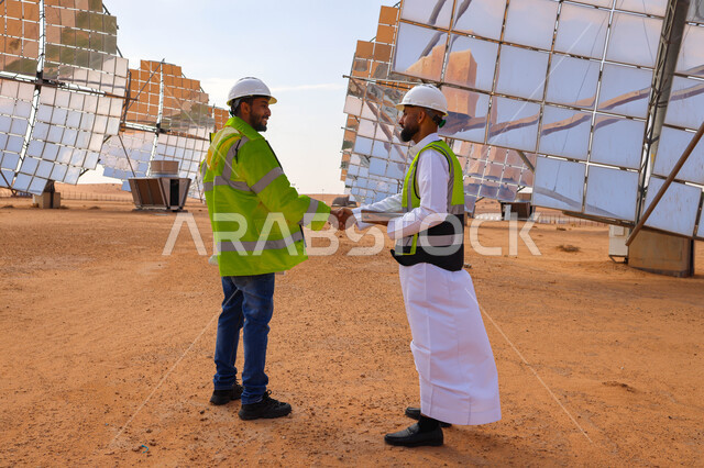 مهندسان عربيان خليجيان سعوديان يشرفان على محطات الطاقة الشمسية ، إتفاقيات وصفقات عمل, إرتداء خوذة وسترة الحماية ، الإشراف على العمل، ستلايت، أنظمة الطاقة الشمسية، الطاقة المتجددة، ألواح شمسيه 