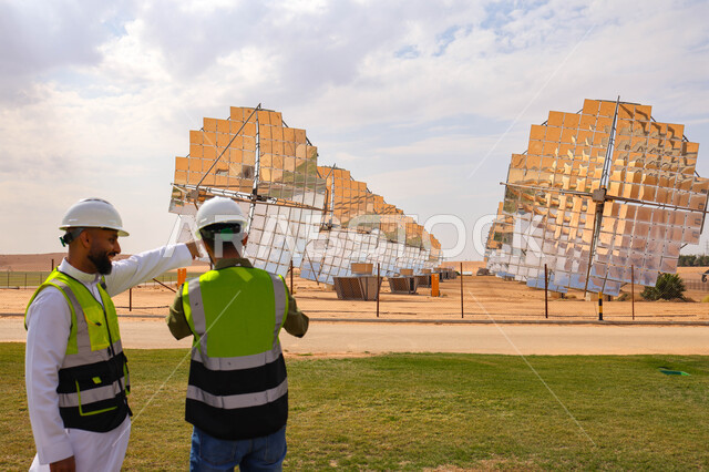 مهندسان عربيان خليجيان سعوديان يشرفان على محطات الطاقة الشمسية ، إرتداء خوذة وسترة الحماية ، الإشراف على العمل، ستلايت، أنظمة الطاقة الشمسية، الطاقة المتجددة، ألواح شمسيه 