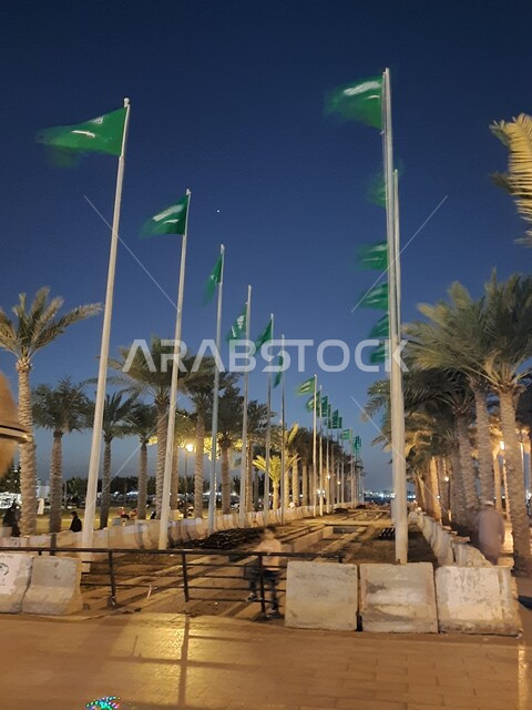  حركة سير السيارات على طريق كورنيش جدة , الواجهة البحرية في مدينة جدة بالمملكة العربية السعودية ، المعالم السياحية في الليل بمدينة جدة  . 