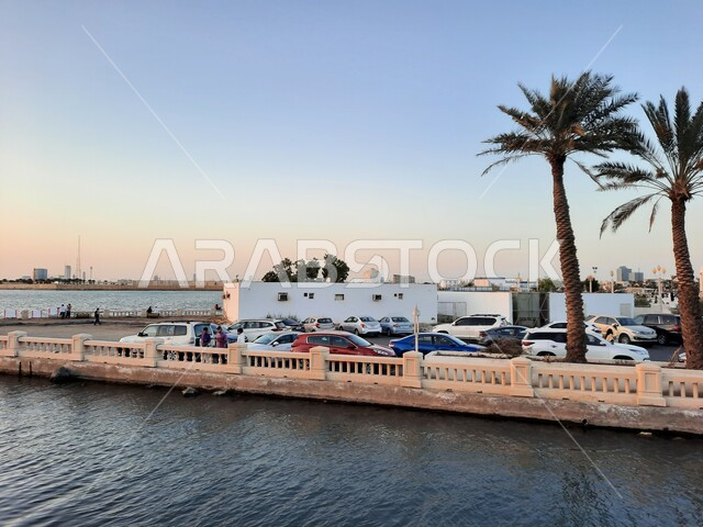 صورة جمالية لشاطئ البحر الأحمر في مدينة جدة بالمملكة العربية السعودية وقت الغروب ، خلفية الطبيعة ، اماكن سياحية ترفيهية ، هدوء وجمال البحر ، كورنيش جدة وقت غروب الشمس، غروب الشمس على شاطئ بحر جدة