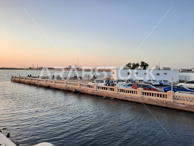 صورة جمالية لشاطئ البحر الأحمر في مدينة جدة بالمملكة العربية السعودية وقت الغروب ، خلفية الطبيعة ، اماكن سياحية ترفيهية ، هدوء وجمال البحر ، كورنيش جدة وقت غروب الشمس، غروب الشمس على شاطئ بحر جدة