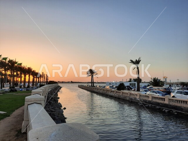 صورة جمالية لشاطئ البحر الأحمر في مدينة جدة بالمملكة العربية السعودية وقت الغروب ، خلفية الطبيعة ، اماكن سياحية ترفيهية ، هدوء وجمال البحر ، كورنيش جدة وقت غروب الشمس، غروب الشمس على شاطئ بحر جدة