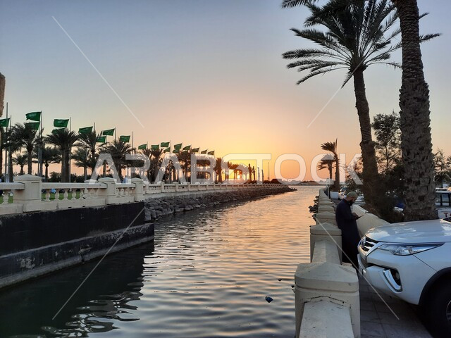 صورة جمالية لشاطئ البحر الأحمر في مدينة جدة بالمملكة العربية السعودية وقت الغروب ، خلفية الطبيعة ، اماكن سياحية ترفيهية ، هدوء وجمال البحر ، كورنيش جدة وقت غروب الشمس، غروب الشمس على شاطئ بحر جدة