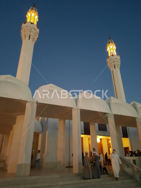 The Hassan Anani Mosque is one of the great mosques in Jeddah, located on the Jeddah Corniche, tourist attractions, landscapes, the beauty of Saudi Arabia, the presence of worshipers to perform prayers, the Anani Mosque in Jeddah, the minaret of the mosqu