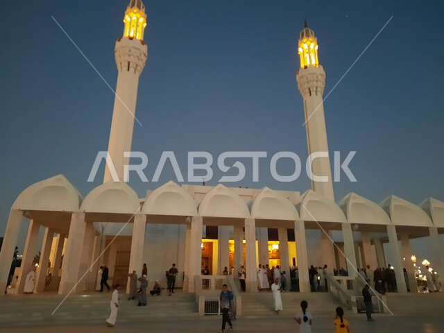 The Hassan Anani Mosque is one of the great mosques in Jeddah, located on the Jeddah Corniche, tourist attractions, landscapes, the beauty of Saudi Arabia, the presence of worshipers to perform prayers, the Anani Mosque in Jeddah, the minaret of the mosqu